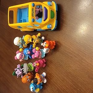 Hasbro Sesame Street school bus with 13 figures